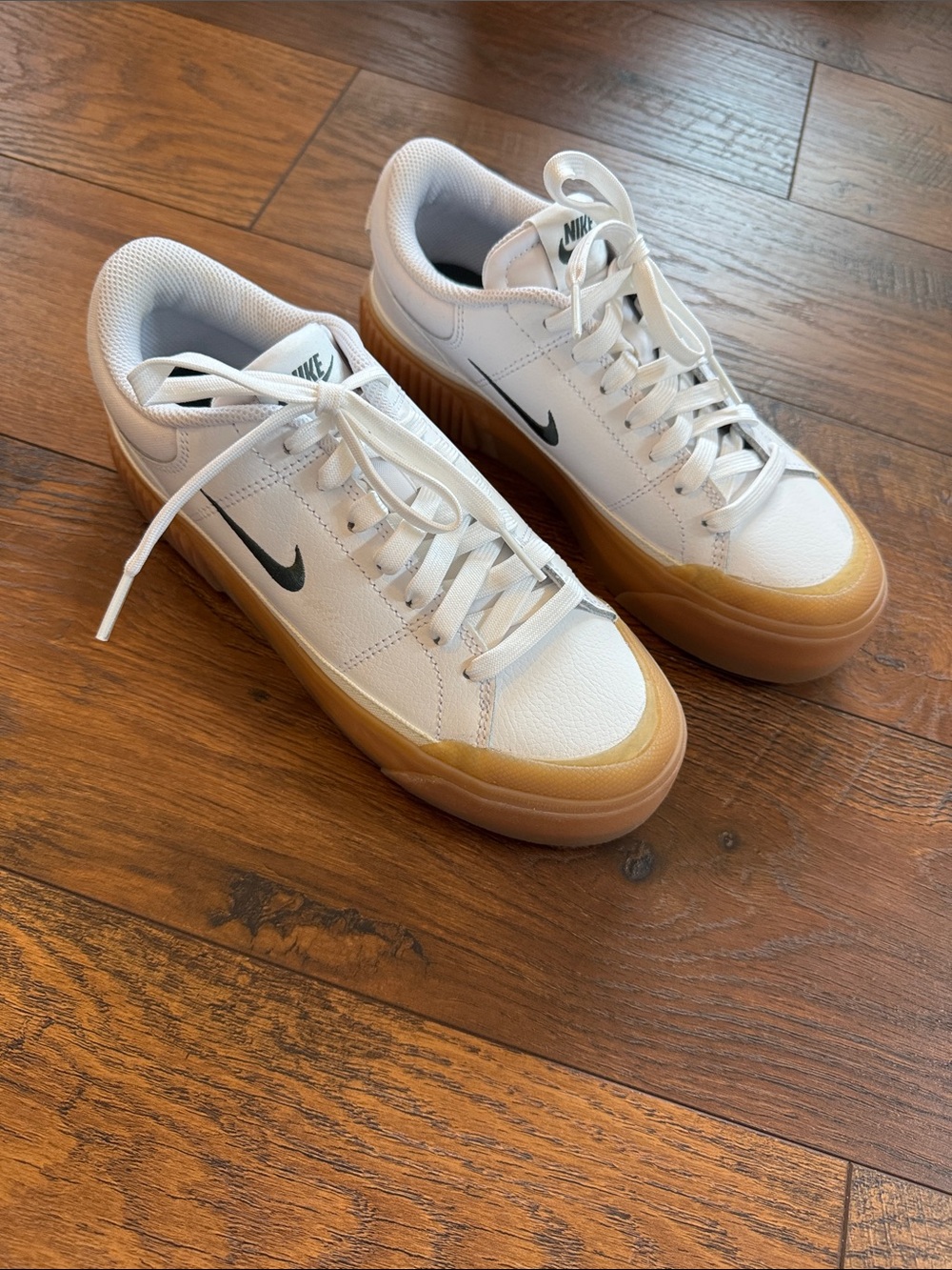 Nike Women’s White Blazers low platform green accents with Gum-Color Sole size 6